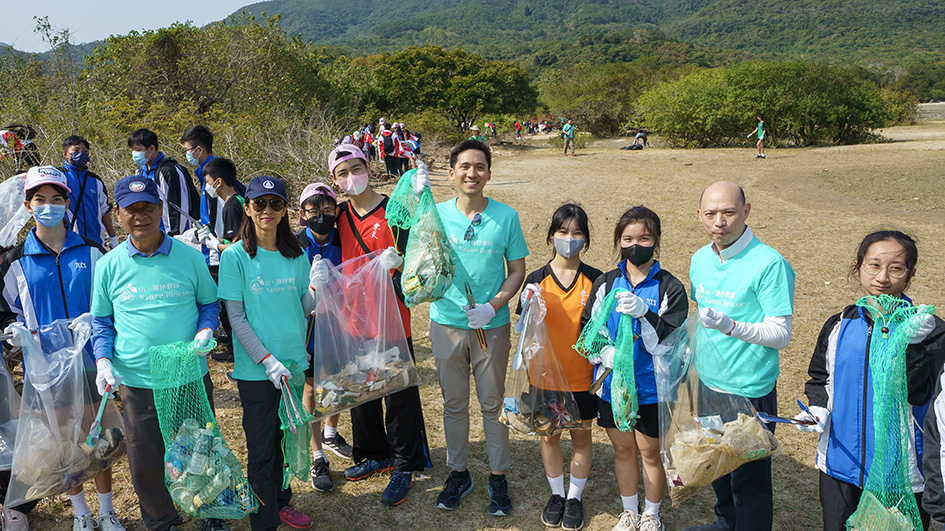 「山‧灘拯救隊」動員百人 清理大嶼山水口廢物