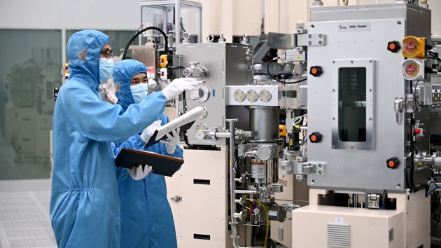 欽州港片區產出廣西首批納米級微型顯示屏