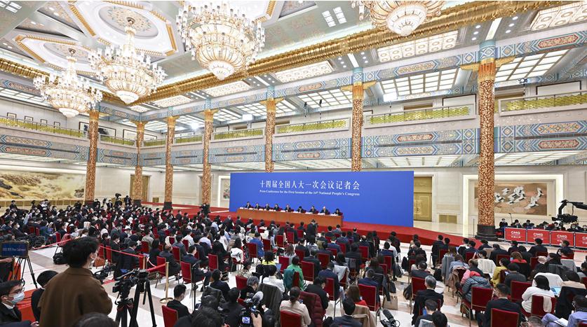 兩會直擊丨國務院總理李強將出席記者會 本報記者抵達現場