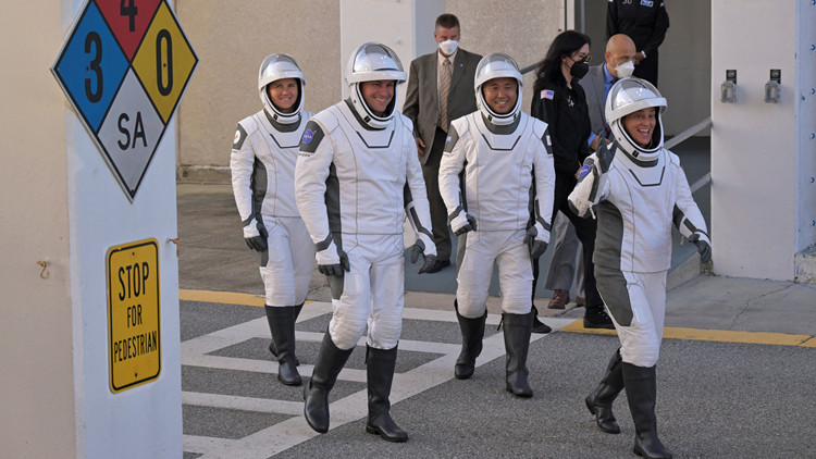 美國「龍」飛船載4名太空人返回地球