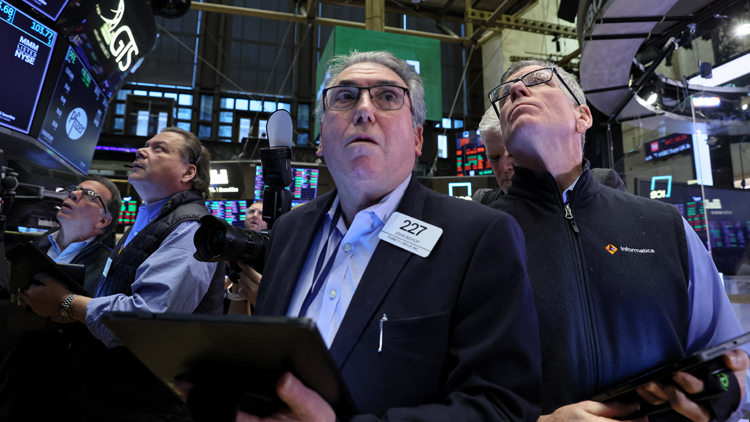 道指早段低開後倒升近200點 多數銀行股重挫 美債遭拋售現暴跌