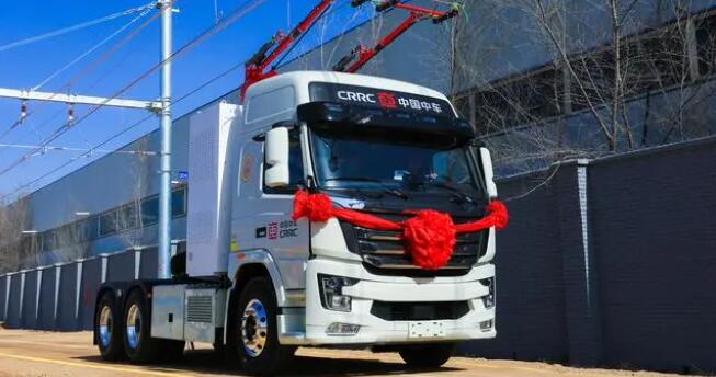 中國首台雙源智能重卡下線