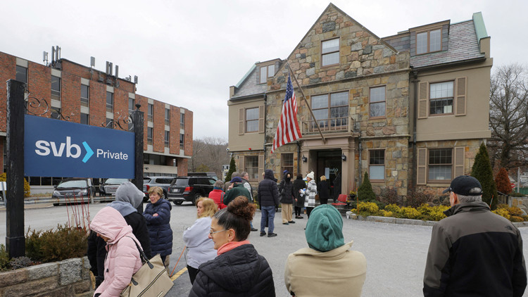 美矽谷銀行被接管後重新開放 現排隊人潮