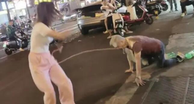 海口警方通報「女子街頭用鏈子牽爬行男子」：兩人被行拘5日