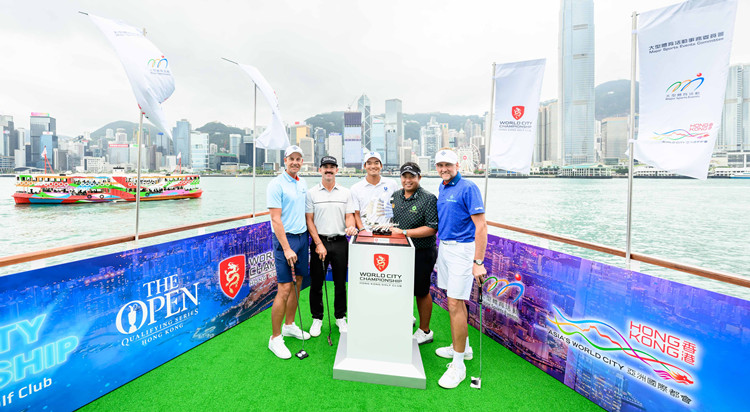 國際都會高球賽周四開打 5位參賽球手暢遊維港為賽事做勢