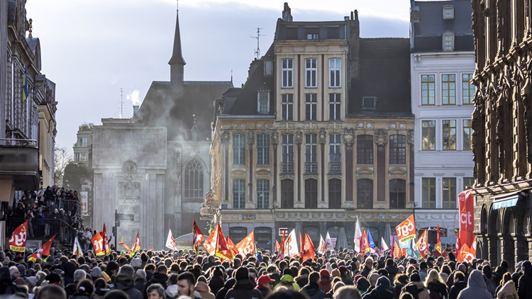 法國巴黎大批民眾持續示威抗議改革退休制度