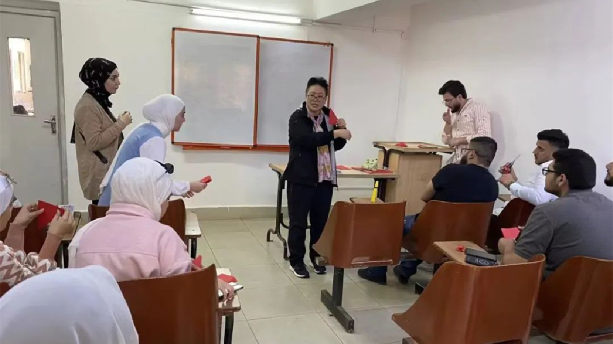 費城大學孔子學院舉辦中國剪紙文化體驗活動