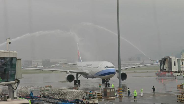 3月26日16:40華航落地深圳 兩岸直航復航成功