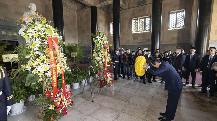馬英九拜謁南京中山陵 題寫「和平奮鬥 振興中華」