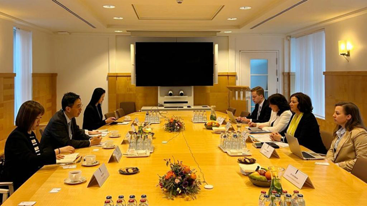 楊潤雄在海牙拜會荷蘭文化體育官員 介紹香港復常後文體最新發展