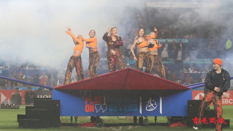 有片｜綿綿細雨無阻球迷熱情 欣宜任七欖表演嘉賓唱熱全場