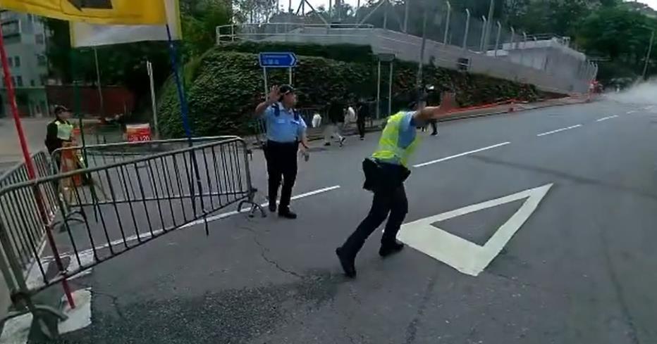 葵涌工廈外牆墮石屎 兩掃墓途人被擊中受傷