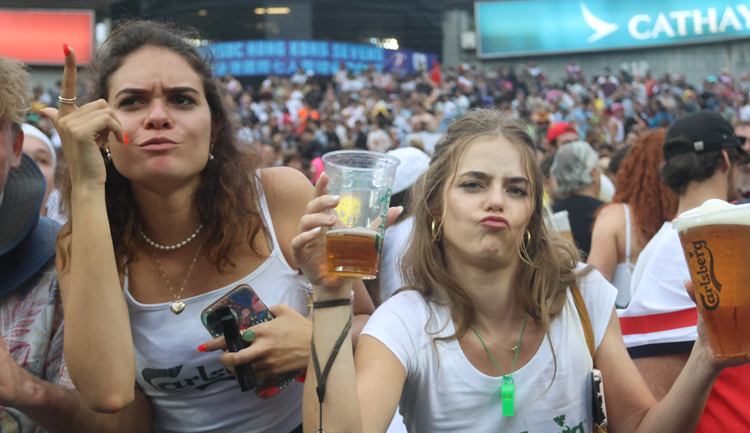 有片 | 港隊勝利巡遊與眾同樂 馬會主席利子厚化身粉絲