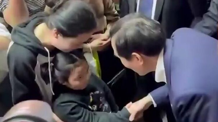 有片 | 馬英九長沙逛夜市 人潮逼爆 爭相握手 歡迎回家