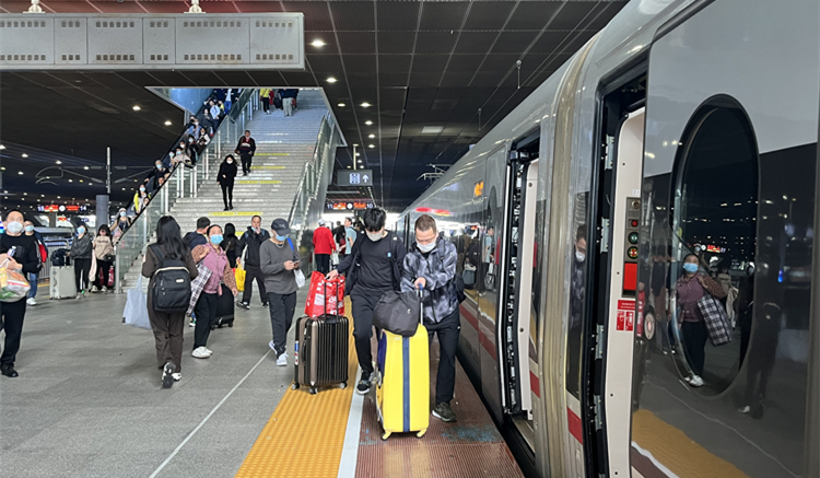 清明假期高位運行 深圳增開高鐵動車組200餘列