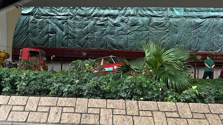 突發 | 牛頭角小巴的士相撞 雙雙剷上花槽幸無人傷