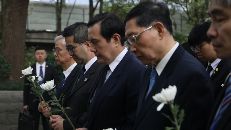 憑弔張自忠烈士陵 馬英九頻拭淚