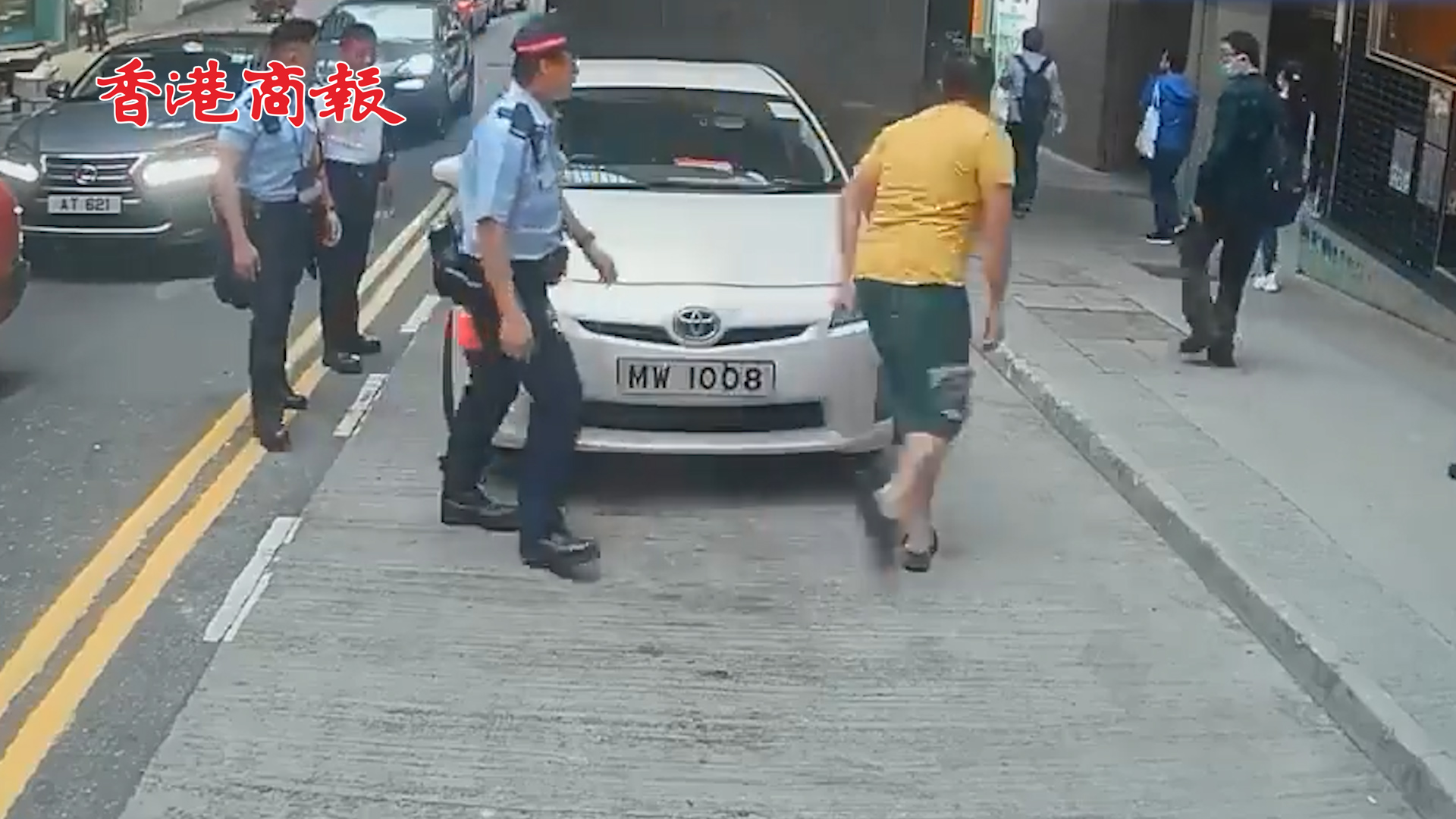 有片丨上環男司遇阿Sir查車拔腿就跑 終被擒涉5宗罪被捕
