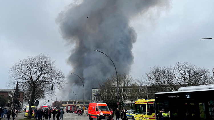 德國漢堡倉庫火警 巨大煙霧蔓延