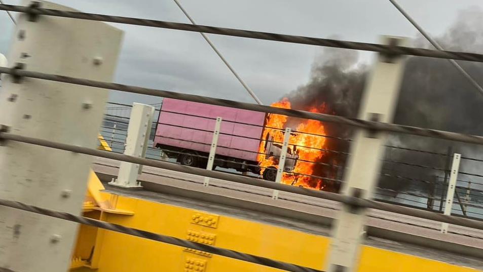 汀九橋貨車起火 2條行車線臨時封閉