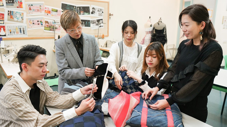 職訓局青年學院學生「復活」閒置布料 設計時尚牛仔布袋作慈善義賣