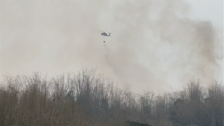 高雄一彈藥庫附近起火3天仍未滅 疑因台軍打靶導致火災