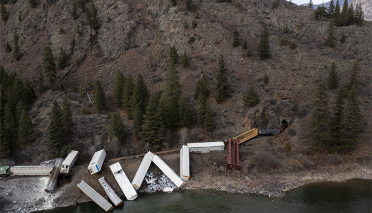 一列載危險品列車在美國緬因州脫軌起火 致3人受傷