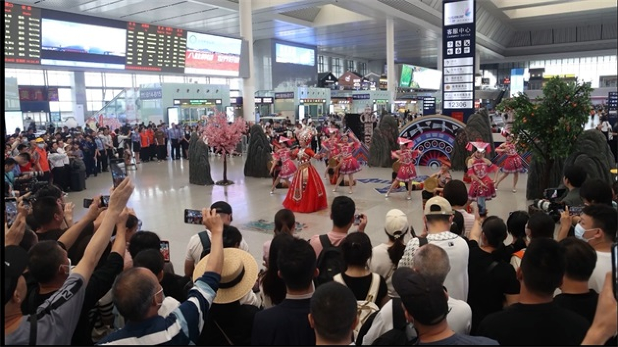 有片|乘着高鐵品山歌 廣西南寧東站「壯族三月三」快閃活動助力文明出行