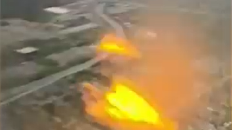 美國一客機撞鳥後緊急返航 發動機疑噴火