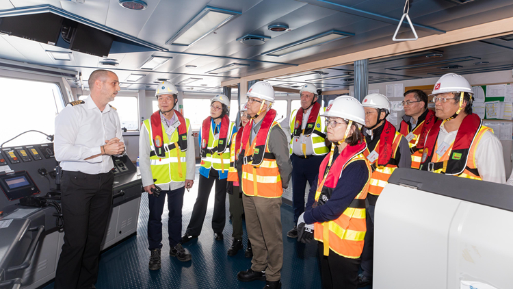 謝展寰參觀海上液化天然氣接收站 兩電應肩負社會責任協助穩定電費