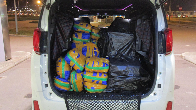 海關港珠澳大橋香港口岸打擊走私 檢值60萬元龍蝦及電腦顯示卡