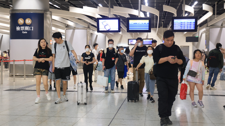 【追蹤報道】截至晚上9時 超過31萬人次入境本港