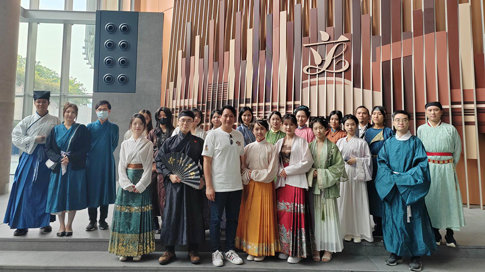 兩地青年穿漢服參觀立法會 鄧家彪鼓勵青年報效國家