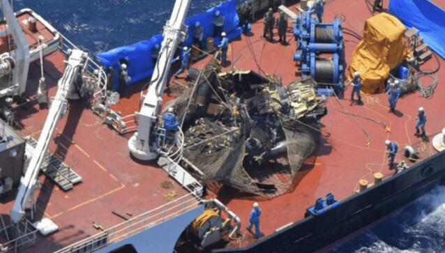 時隔近一個月 日方撈起自衛隊上月墜落直升機殘骸 