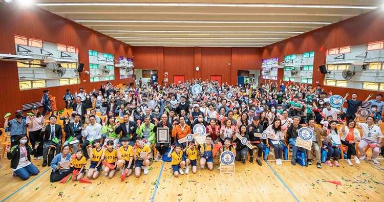 廠商會蔡章閣中學刷新世界紀錄  一小時內折出21294萬隻紙飛機