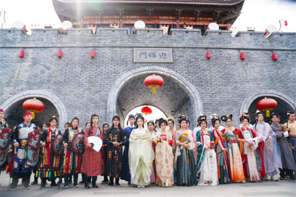 活動首日遊客超1.3萬 四川綿陽方特五一掀起國風浪潮