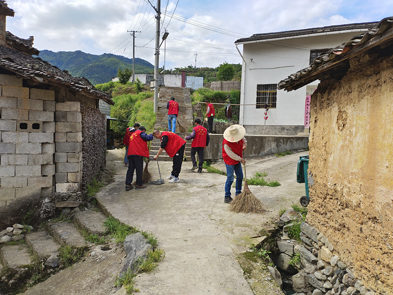 皖黟縣宏村鎮：「小宏帽」當先鋒  「席地而坐」入佳境