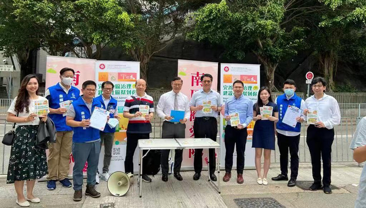 多圖丨律政司副司長張國鈞率隊南區擺街站 宣傳區議會改革方案