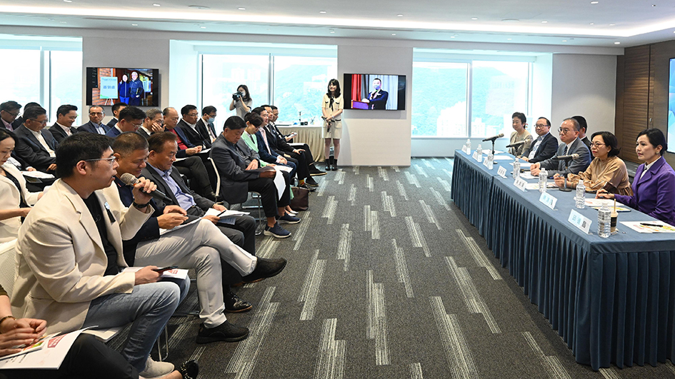 曾國衞及麥美娟向港區人大政協解說完善地區治理的建議方案