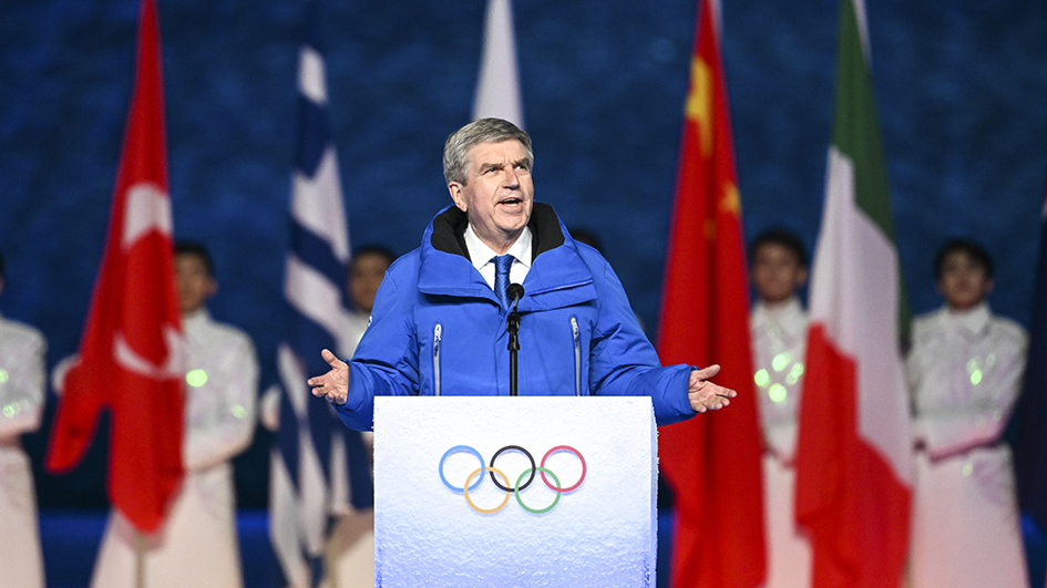 國際奧委會主席巴赫開啟中國行 與志願者共同觀看冬奧官方電影