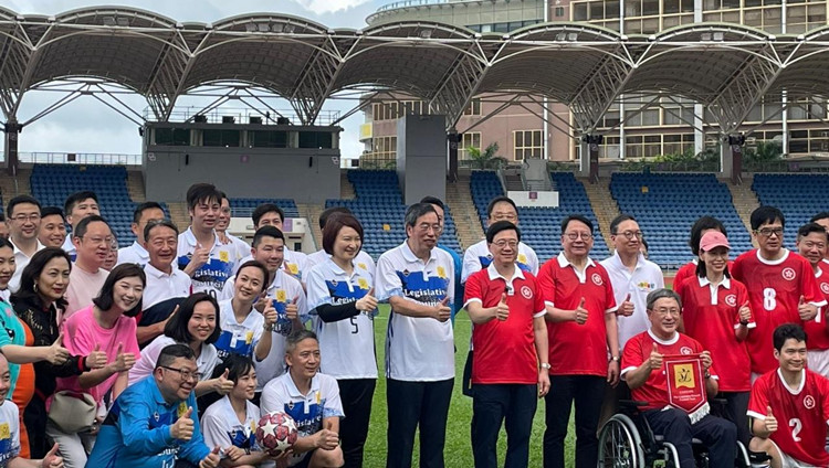 政府立會球賽開波 李家超梁君彥主持開球禮