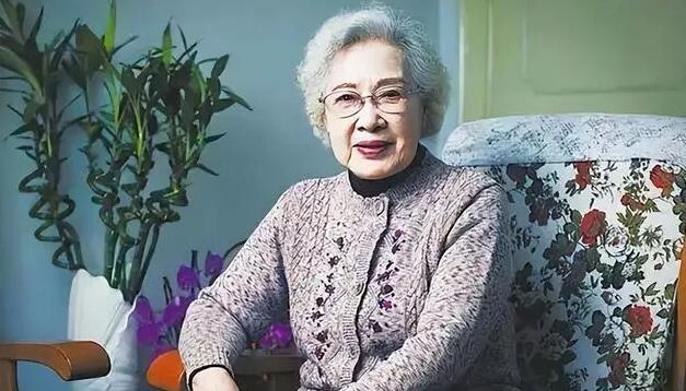 秦怡「長眠」鍾靈苑：一世芳華 一生傳奇