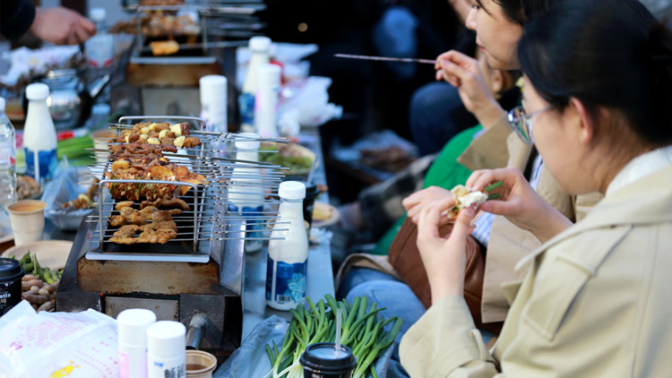 粵C回魯C賣維C 男子返鄉遇淄博爆火留下賣橙汁