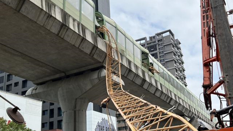 有片丨台中捷運列車遭施工吊臂壓中 鋼架插穿車廂 已致1死8傷