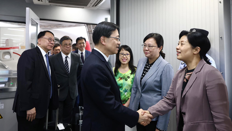 李家超率團抵渝 到訪重慶國金中心