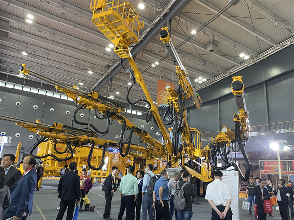 巨無霸國產四臂鑿岩台車驚艷會場