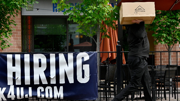 美國上周首次申領失業救濟人數為24.2萬 較預期少