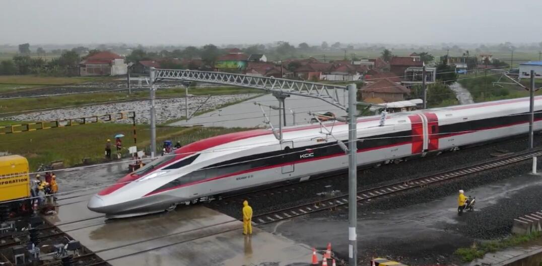 雅萬高鐵全線接觸網一次送電成功