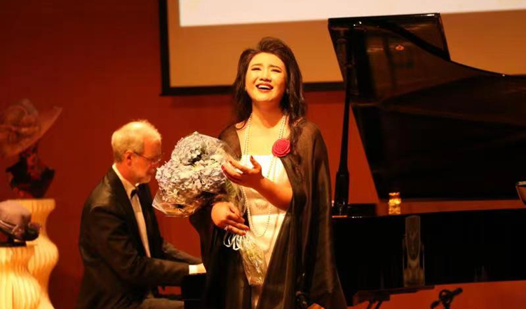 旅法女中音李穎唱響深圳音樂廳