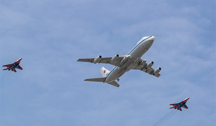 俄戰機在波羅的海上空對兩架美國轟炸機實施伴飛